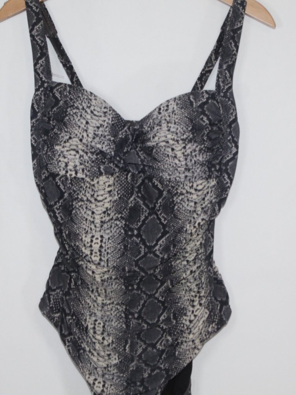Bond-eye one piece ruched slimming snakeskin adjustable swimsuit size 8 - Picture 5 of 11